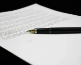 Penna stilografica su foglio con testo, pronto per redigere un modello lettera di richiamo per comportamento maleducato.