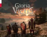 Rycerze w zbrojach patrzą na zachód słońca. Nad nimi logo gry Gloria Victis. Polska flaga w lewym górnym rogu.