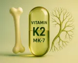 Żółta kapsułka z napisem "VITAMIN K2 MK-7" między kością a drzewem.
