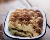 Un délicieux tiramisu speculoos, crémeux et saupoudré de cacao, prêt à être dégusté.