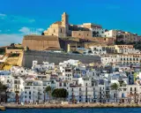 Ibiza pogoda idealna na zwiedzanie Dalt Vila. Białe domy, błękitne niebo i morze tworzą malowniczy widok.