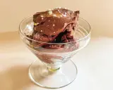 Glace au chocolat intense, parsemée de sel de mer et d'un filet d'huile dorée. Une délicieuse ganache coco pour un plaisir gourmand.
