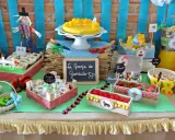 Mesa de chuches temática de granja para cumpleaños. Ideas para como hacer una mesa de chuches para cumpleaños con dulces, galletas y decoración rústica.