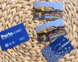 Porto.CARD und Andante Tour-Karten liegen auf einem geflochtenen Untergrund. Perfekt für eine Entdeckungsreise in Porto.