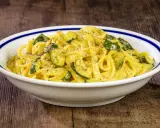Spaghetti cremosi con zucchine, un'interpretazione fresca della carbonara di zucchine, guarniti con pepe nero macinato.