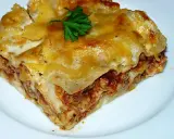 Pyszna lazania Ani gotuje się w piekarniku, tworząc apetyczne warstwy makaronu, mięsa i sera.
