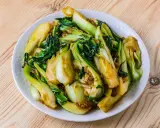 Un plat de pak choï sauté, prêt en un clin d'œil. Une recette facile et savoureuse pour un repas sain.
