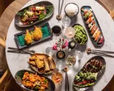 En härlig måltid på en asiatisk restaurang i Stockholm. Sushi, friterade räkor, biff och grönsaker.