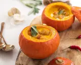 Calabaza naranja, ideal para recetas de sopa cremosa con picatostes y salvia.