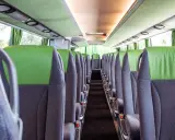 Leere Sitze im Bus, bereit für die Fahrt von Setúbal nach Lissabon. Grüne und graue Polster, Blick in den Gang.