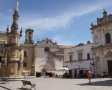 Piazza del Duomo a Lecce, una delle città più belle del Salento, con il suo imponente obelisco e palazzi barocchi.