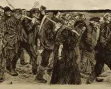 Ein Mann trägt ein Kind auf dem Rücken, während eine Gruppe von Männern, bewaffnet mit Werkzeugen, marschiert. Dies ist eine Darstellung des aufstand der schlesischen weber.