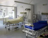 Sale oddziałowe z łóżkami, aparaturą medyczną i parawanami. Miejsce na leczenie odwykowe zamknięte.