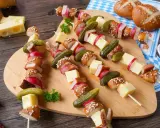 Herzhaftes Oktoberfest Essen: Spieße mit Brezeln, Käse, Radieschen, Gurken und Wurst.