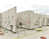 Baustelle mit Kalksandsteinmauern, die mit Stützen gesichert sind. Die Kalksandsteinmauern Kosten pro m2 sind hier im Bau.