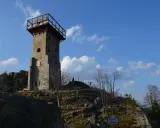 Wysoki kamień, wieża widokowa na szczycie góry, z drewnianym tarasem i schodami prowadzącymi do niej.