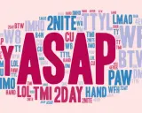 ASAP! Obraz to chmura słów z popularnymi skrótami w angielskim, takimi jak LOL, TTYL, BTW, IMHo, WFH, 2DAY, B4N, CU, DM, LMAO, PAW, TMI, 4EVER, IMO, TY, W8, HAND, 2NITE.