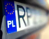 Zbliżenie na polską tablicę rejestracyjną z symbolem UE. Czy przy przerejestrowaniu samochodu trzeba oddać tablice?