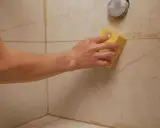 Jak czyścić kafelki łazienkowe? Koniec z kamieniem i pleśnią!