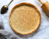 En perfekt förgräddad pajskal, redo för fyllning. Detta pajdeg recept är grunden för din nästa läckra paj.
