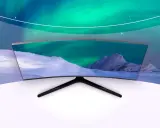 Zakrzywiony ekran Samsunga wyświetla zorzę polarną nad ośnieżonymi górami, tworząc wciągające wrażenia wizualne.