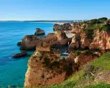 Skały Algarve, Portugalia, gdzie na wakacje? Turkusowe morze, złote plaże i klify zapraszają na niezapomniany wypoczynek.