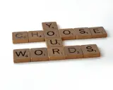 Les tuiles Scrabble forment "YOU CHOOSE WORDS". Le choix des mots est essentiel.