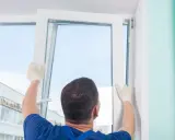 Instalador ajusta ventana nueva. Busca opiniones sobre cambiar ventanas sin obra para una reforma rápida y limpia.