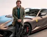 Carlos Sainz posa junto a un Ferrari gris mate, listo para la próxima carrera.