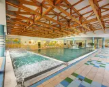 Wnętrze basenu z jacuzzi i kaskadą. Sprawdź bardejowskie termy cennik i zaplanuj relaks.