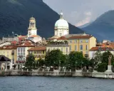 Vista sul lungolago di Stresa, con edifici colorati e cupole, ideale per scoprire cosa vedere in un giorno sul Lago Maggiore.