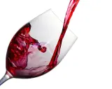 Czerwone wino leje się do kieliszka, tworząc wiry. Ile promili w lampce?