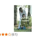 Una mujer mayor ayuda a una niña a ponerse un suéter tejido. El libro "Curso de tejido" de María Lucila Cavanagh enseña a tejer con Lucila bebé.