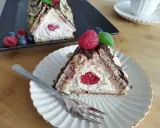 Słodka chatka Baby Jagi z kremem, czekoladą i owocami. Wygląda jakby ją ktoś właśnie wyciągnął z bajki!