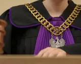 Sędzia w todze z łańcuchem i orłem. Czy można zostać sędzią bez aplikacji?
