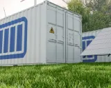 Container mit Batteriesymbol, Solarpanels und Windrädern. Löst das erneuerbare energien speicherproblem.