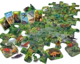 Zestaw do gry o dinozaurach: puzzle z prehistorycznym krajobrazem, figurki i karty z wizerunkami gadów.