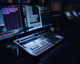 Console de mixage et écrans d'ordinateur, le **mao signification** est ici le contrôle de la lumière et du son pour un spectacle.