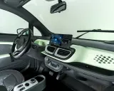 Interni Xev Yoyo: volante, cruscotto con schermo digitale e bocchette d'aria, sedile.