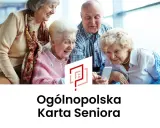 Uśmiechnięci seniorzy oglądają coś na telefonie. Dowiedz się, gdzie wyrobić kartę seniora Warszawa.