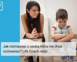 Kobieta próbuje nawiązać kontakt z chłopcem, który nie chce rozmawiać. Life coach radzi, jak rozmawiać z kimś, kto nie słucha.