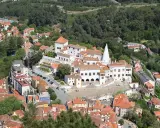 Luftaufnahme des Nationalpalastes von Sintra, ein Wahrzeichen der Region Sintra-Cascais, mit seinen charakteristischen kegelförmigen Schornsteinen.