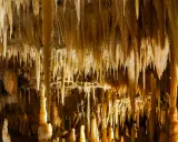 Grotte con stalattiti e stalagmiti, un'attrazione naturale da scoprire tra le cose da vedere vicino Alberobello.