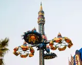 Kolorowa karuzela w Kopenhadze, idealna na atrakcje dla dzieci. Wesołe miasteczko oferuje mnóstwo zabawy.