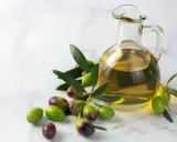 Aceitunas y una botella de aceite de oliva. La palabra "aceite" viene del árabe "al-zayt", que significa "el jugo de la aceituna".