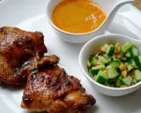 Krispigt, glansigt sticky chicken serveras med en krämig sås och en fräsch gurksallad.
