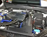 Silnik 1.8 TSI z elementami z włókna węglowego i niebieskimi przewodami.