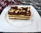 Sernik Milky Way z warstwami kremu i czekolady, ozdobiony kawałkami batoników.