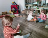 Dzieci bawią się książeczkami, co może oznaczać, że kiedy dziecko jest gotowe na odpieluchowanie, zaczyna interesować się światem i nowymi aktywnościami.