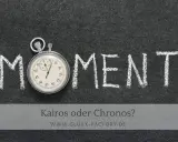 Stoppuhr neben dem Wort "MOMENT", geschrieben mit Kreide. Eine Erinnerung an den griechischen Gott der Zeit, Kairos, der den richtigen Augenblick verkörpert.